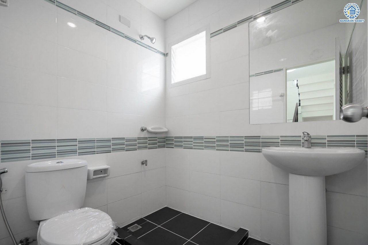 บ้านมือสองตกแต่งใหม่ โครงการ โฮมเพลส วงแหวน-รัตนาธิเบศร์ เนื้อที่ 51.10 ตร.ว. ฟังก์ชัน 3 ห้องนอน 2 ห้องน้ำ ที่จอดรถ 2 คัน ตั้งอยู่บนทำเลแห่งการเดินทาง เชื่อมต่อถนนรัตนาธิเบศร์ ใกล้ห้างเซ็นทรัล เวสต์เกต ใกล้รถไฟฟ้า "สถานีตลาดบางใหญ่"